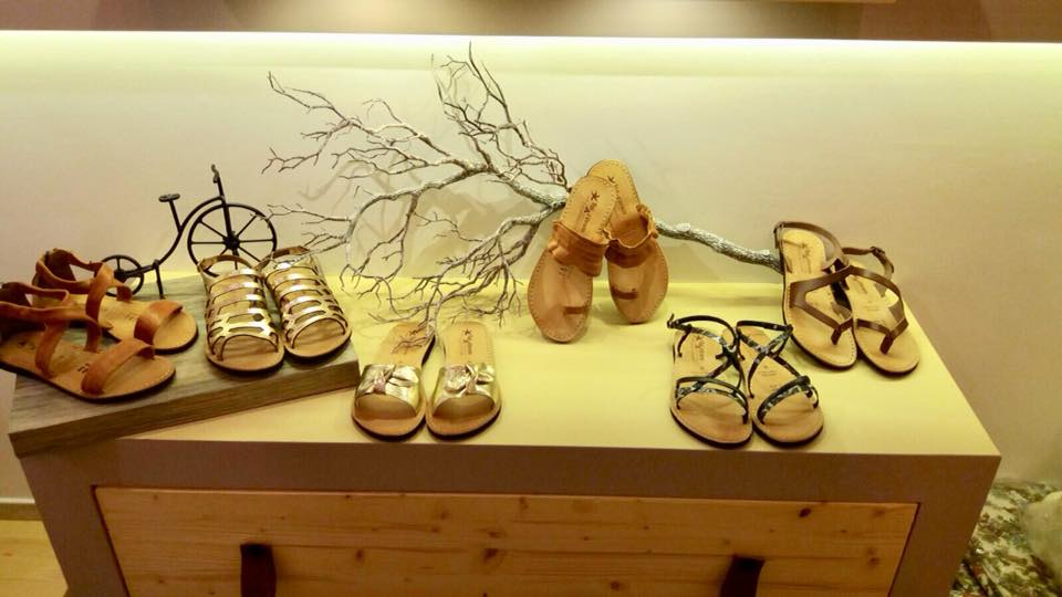 Vendita di sandali artigianali ad Alberobello